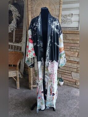 Japanese Kyoto Silk-Feel Black & White Floral Kimono With Geisha Figures
